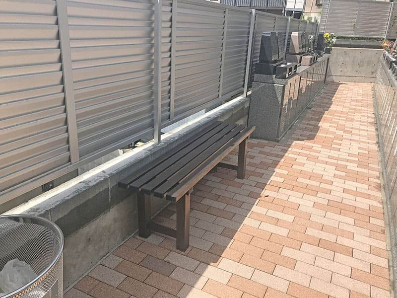 真英寺お墓横のベンチ