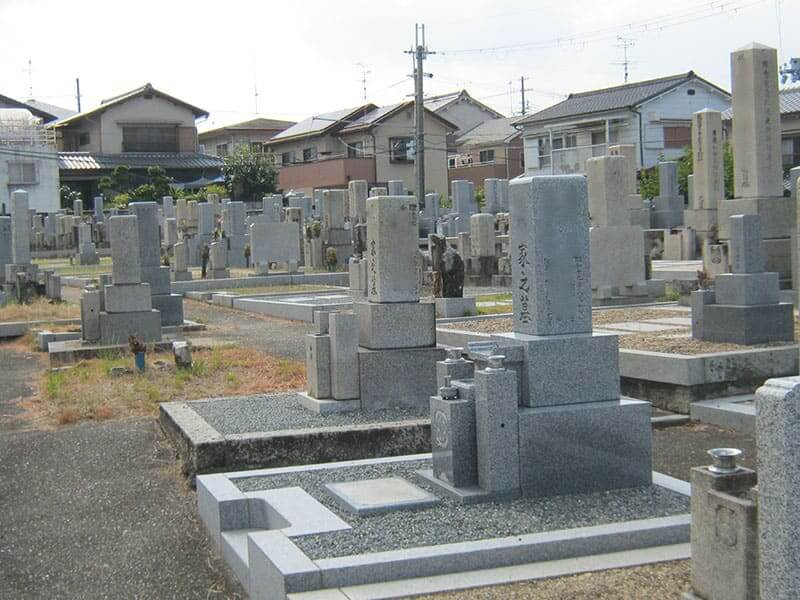 七条町南山墓地の和型墓石