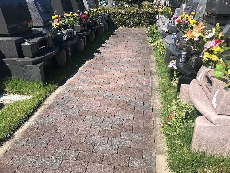 メモリアルパーク川口山王 水はけの良いインターロッキングの参道