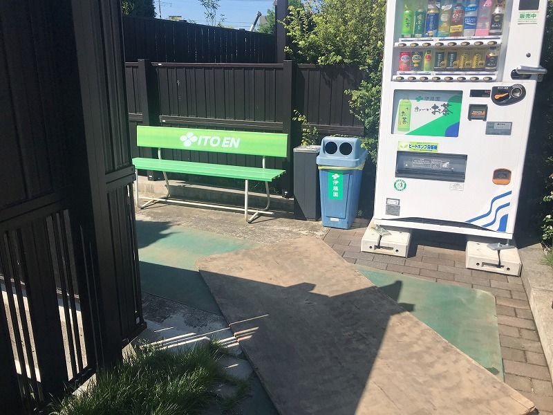 メモリアルパーク川口山王 休憩スペースのベンチと自動販売機