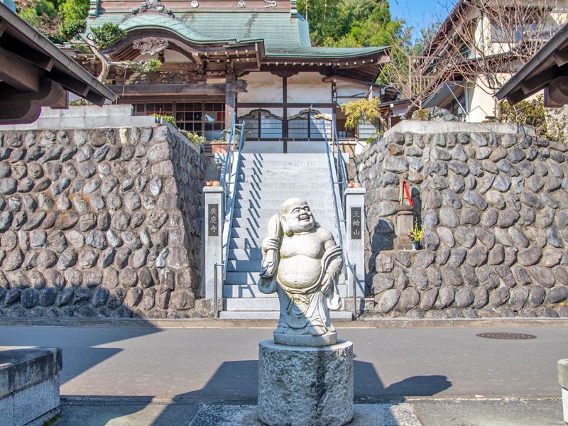 石段のある寺院入口