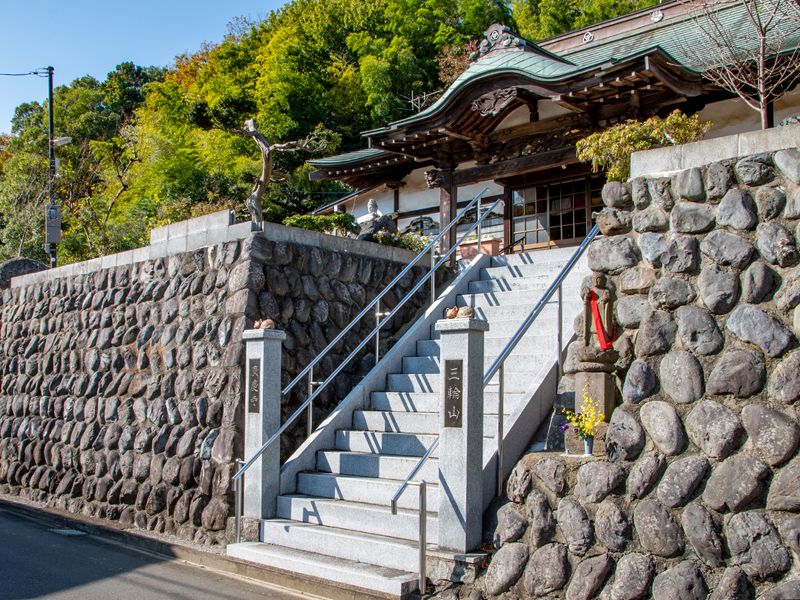 石垣沿いの階段