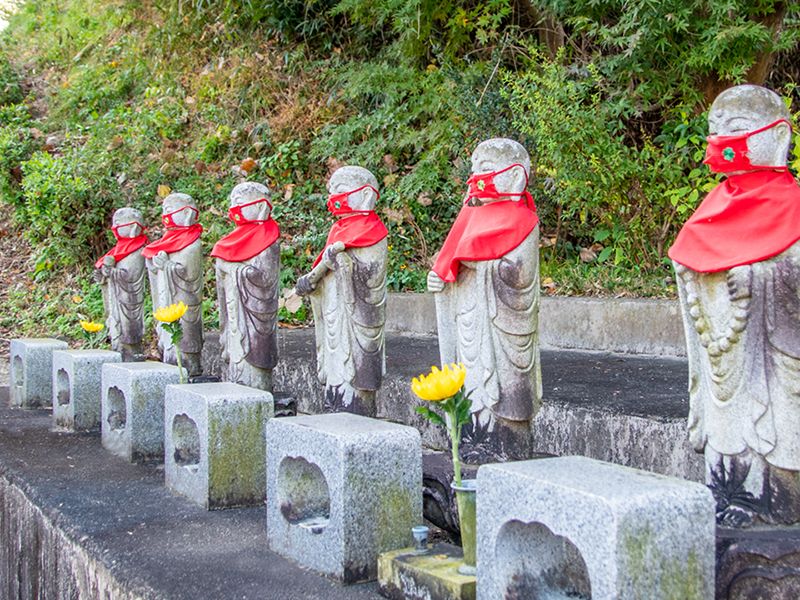 赤い前掛けの地蔵群