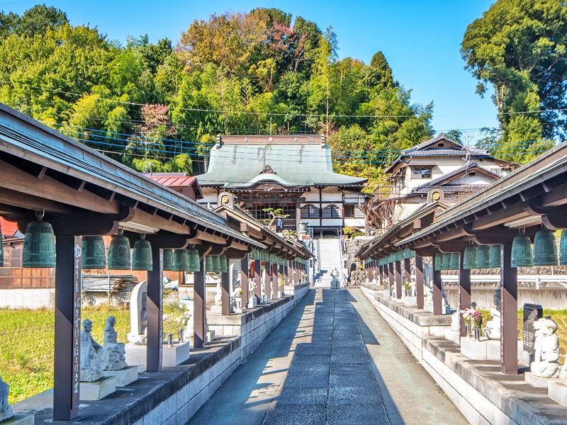 屋根付き墓所の通路
