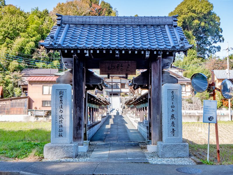瓦屋根の山門