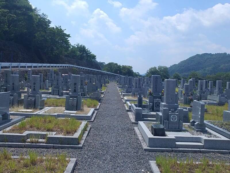 宇陀市営 赤人霊苑メイン通路