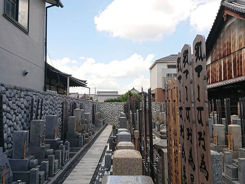 専徳寺のお墓と通路
