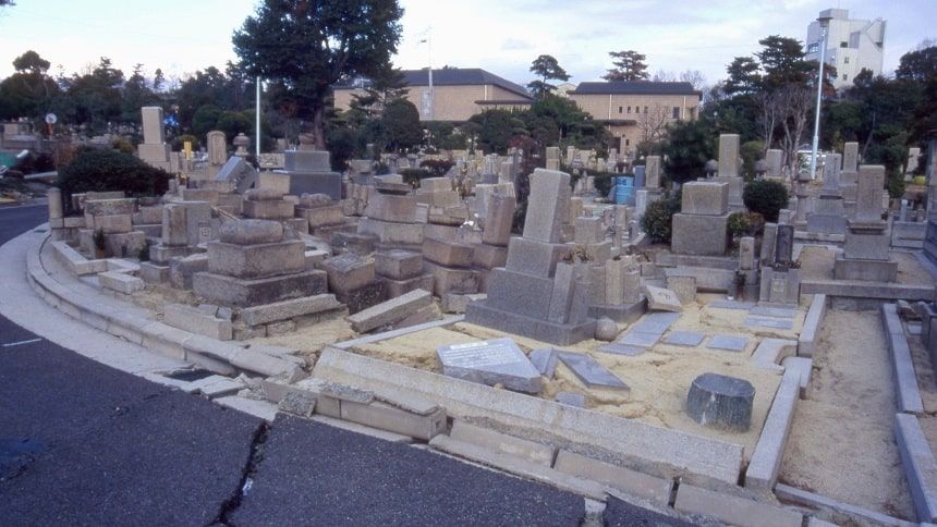 地震により倒壊するお墓