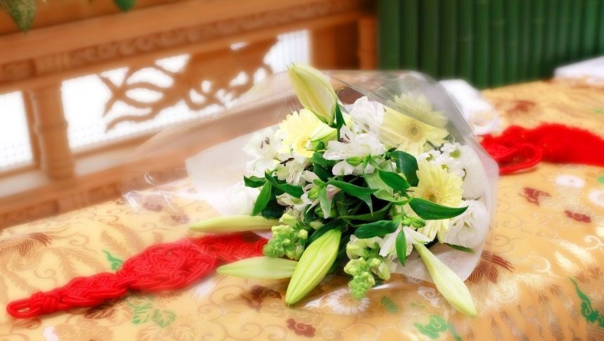 棺の上に置かれている白百合の花束