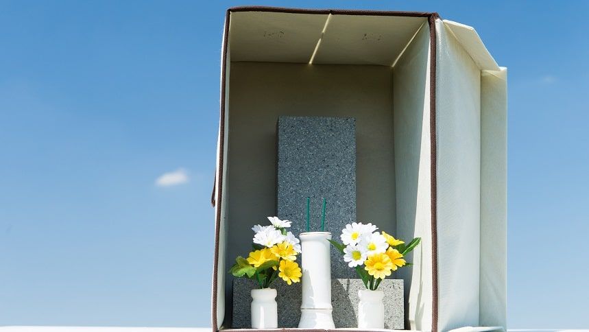 白い箱に収納されているお墓