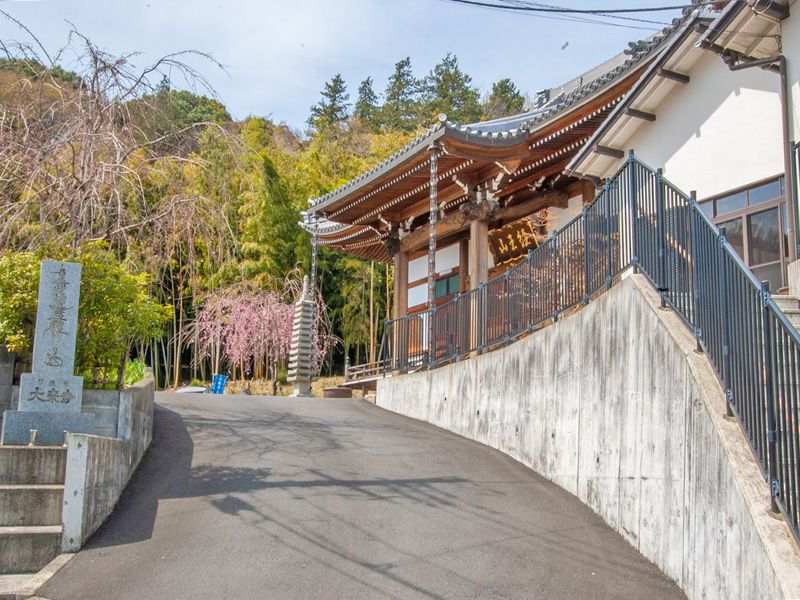 寺院脇の坂道