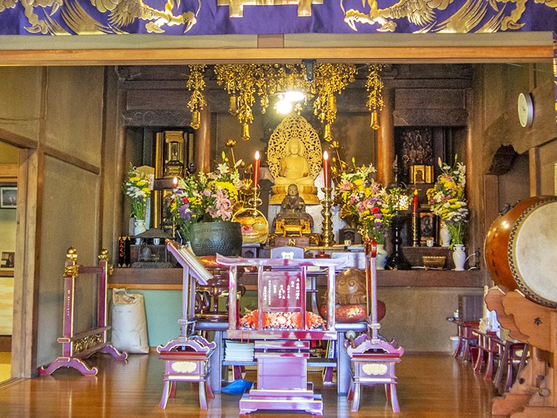 本堂内の祭壇