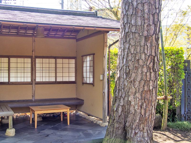 軒下の休憩ベンチ