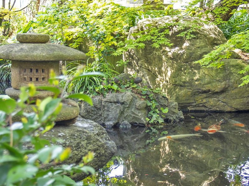 石灯籠と池の庭園