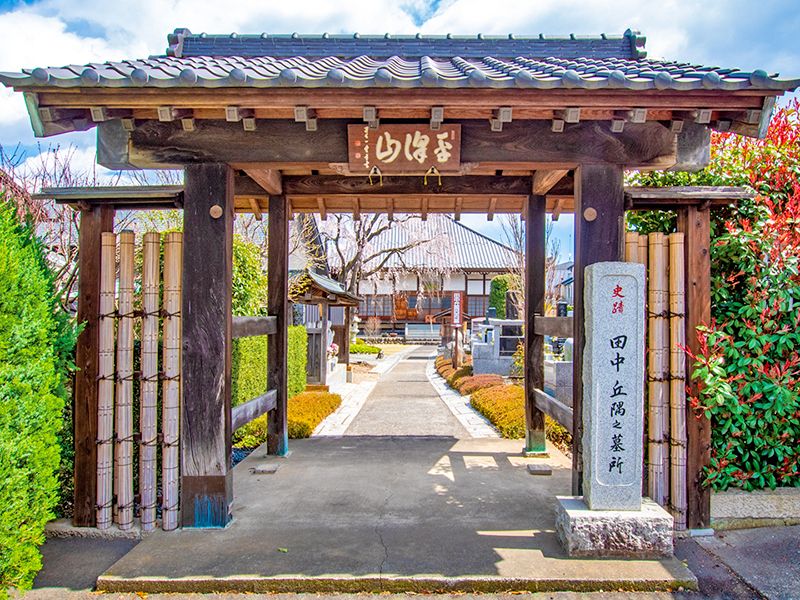 木造門のある寺院入口