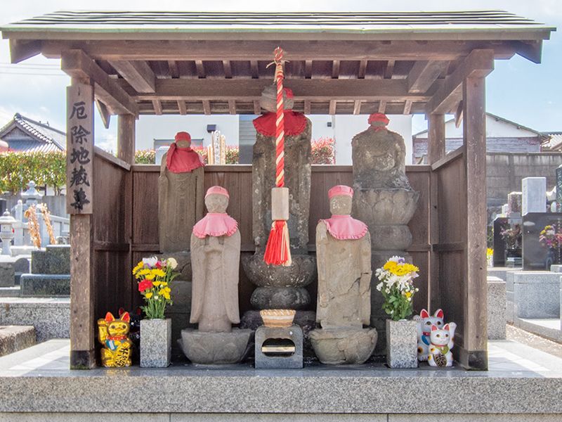 地蔵像が並ぶ供養所