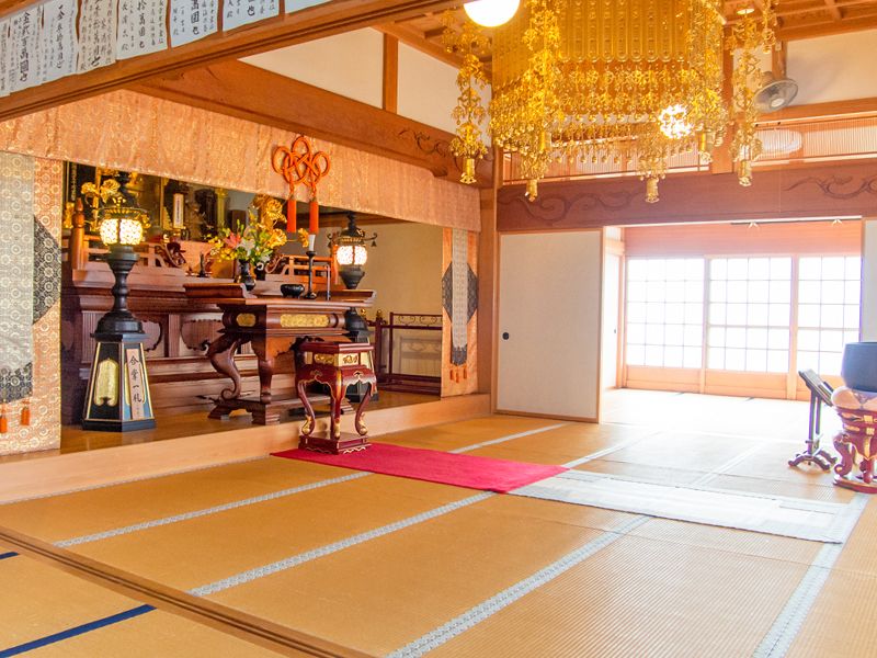 堂内の祭壇