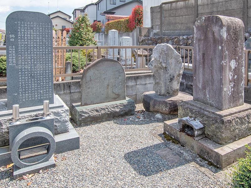 歴史ある墓石群