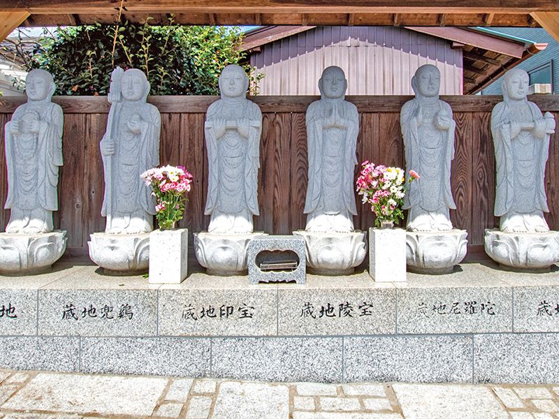 地蔵像が並ぶ供養所