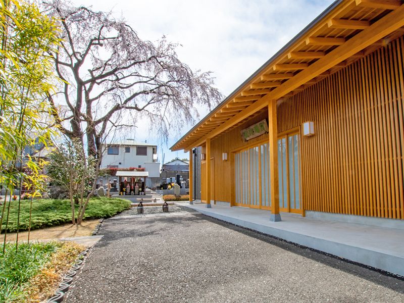 木造建物沿いの参道