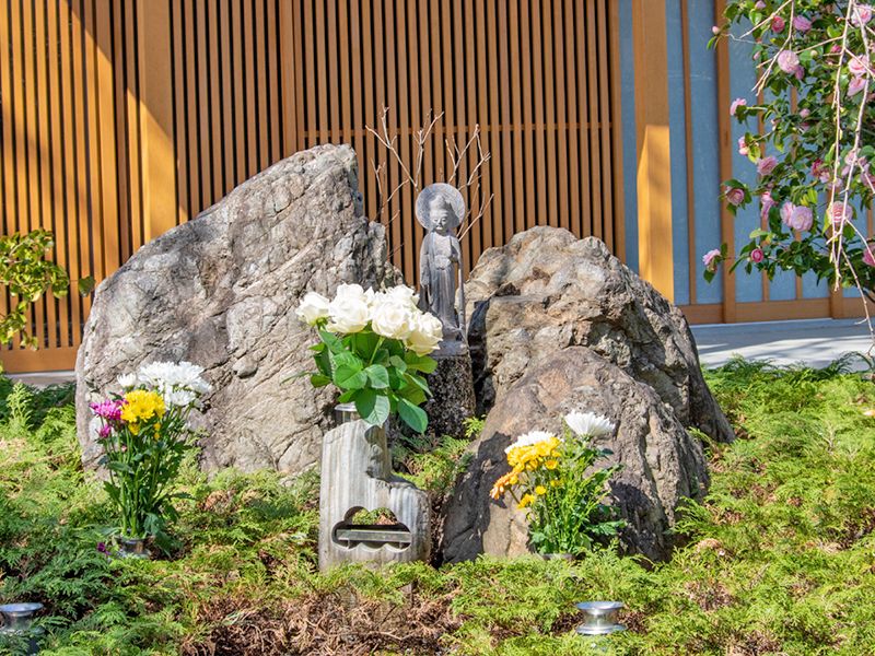 岩組みの供養碑