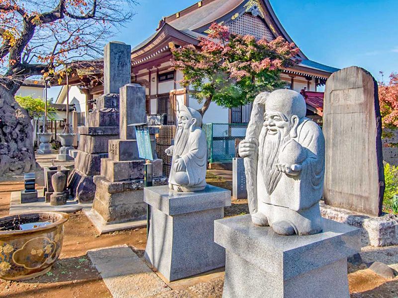 石仏と墓石のある墓所