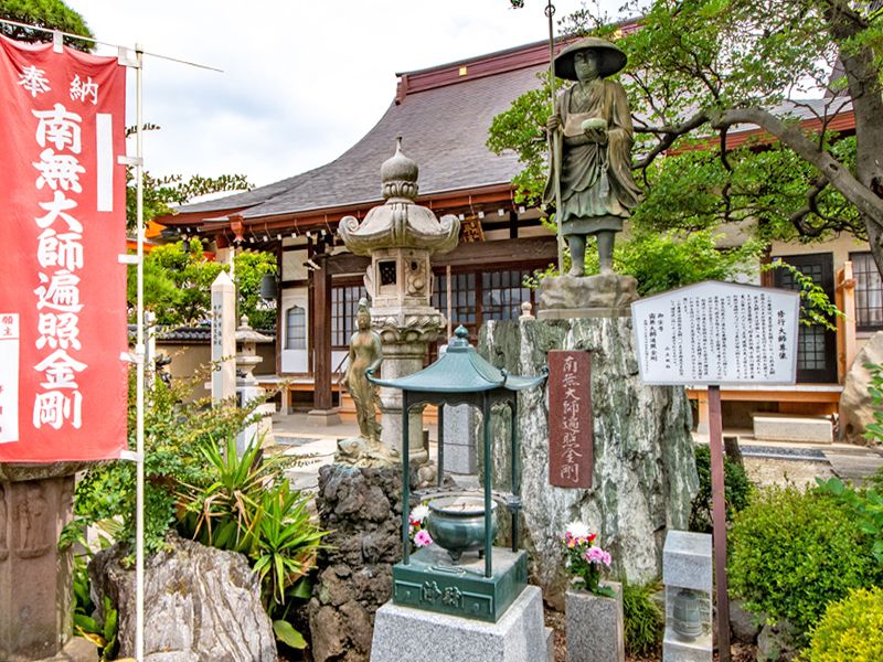 石碑のある本堂外観