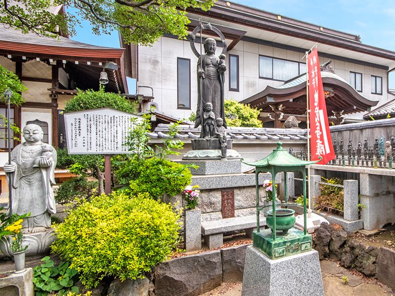 石碑と観音像の墓所