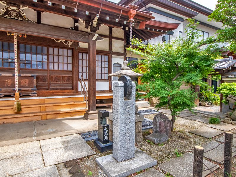 石碑と地蔵のある墓所