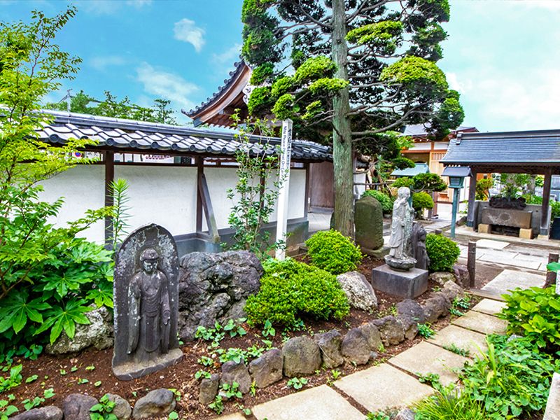 庭木と石仏の境内通路