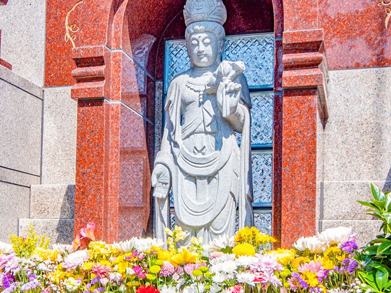 花に囲まれた地蔵像