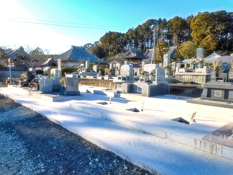 春林院内境内墓地