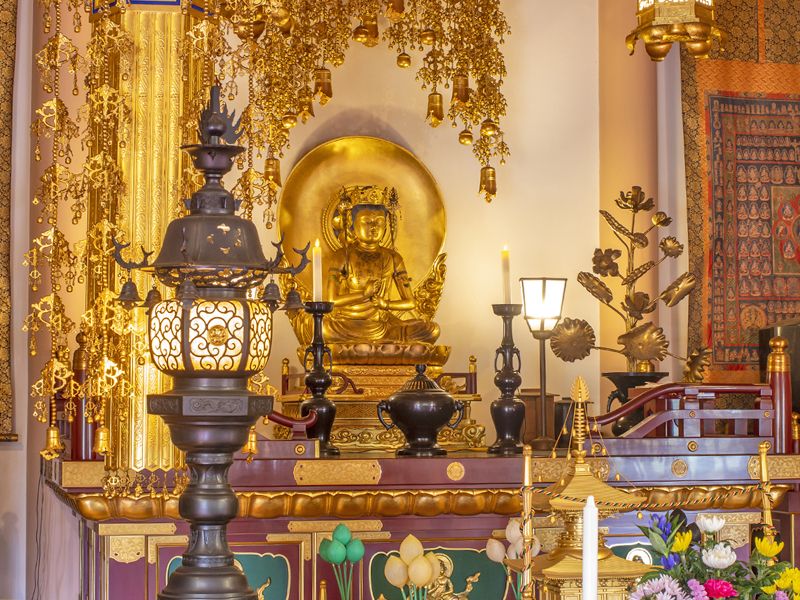 金色の仏像と仏壇