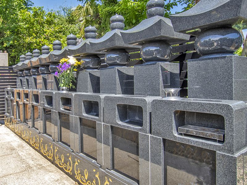 黒い屋外納骨壇