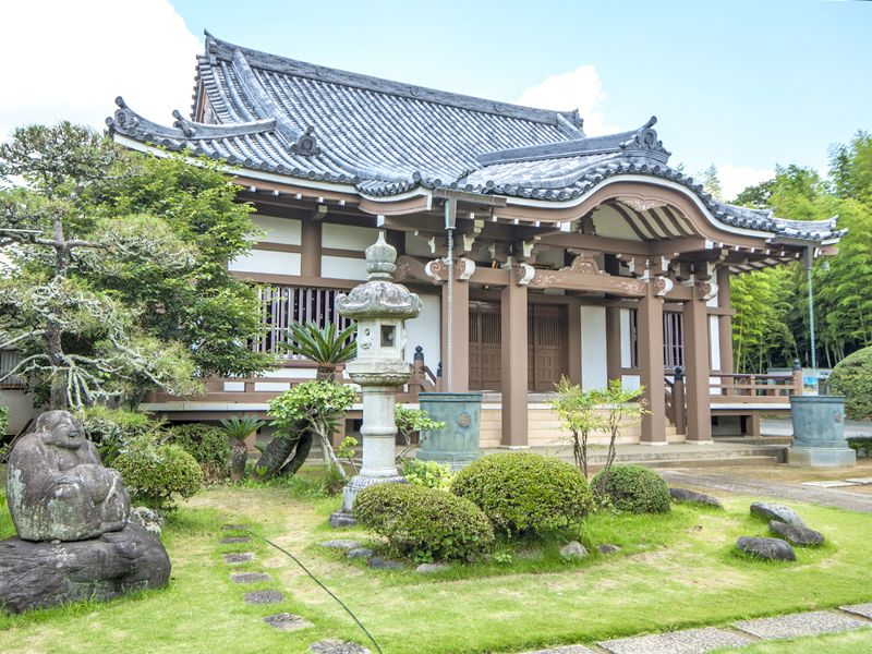 庭木に囲まれた堂宇外観