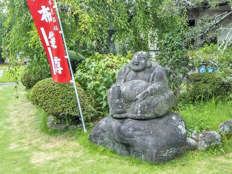 木陰の石仏
