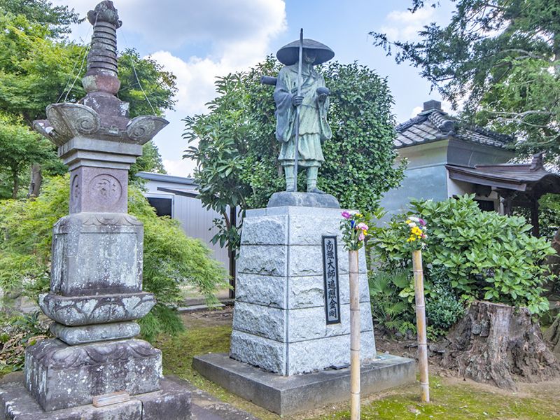 石碑と観音像