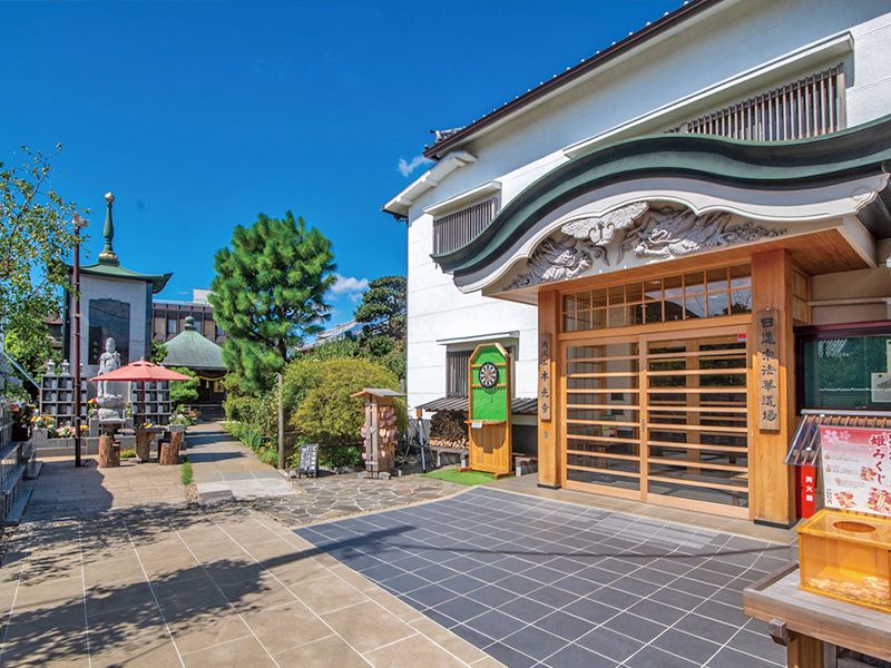 建物入口と外観