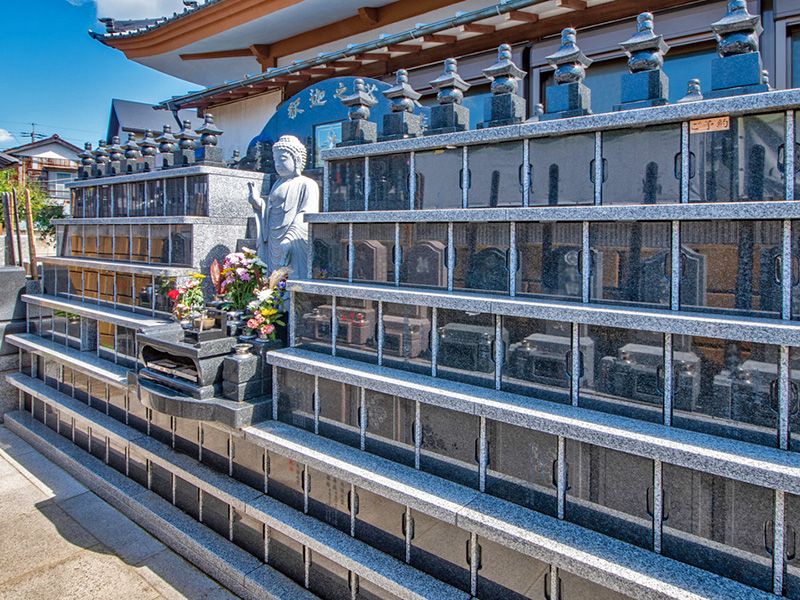 屋外納骨壇と観音像