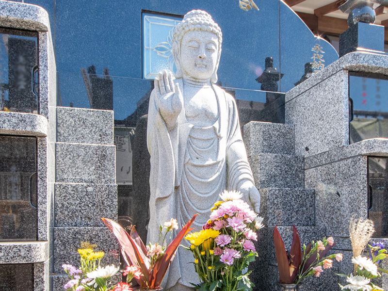 観音像と壁面納骨壇