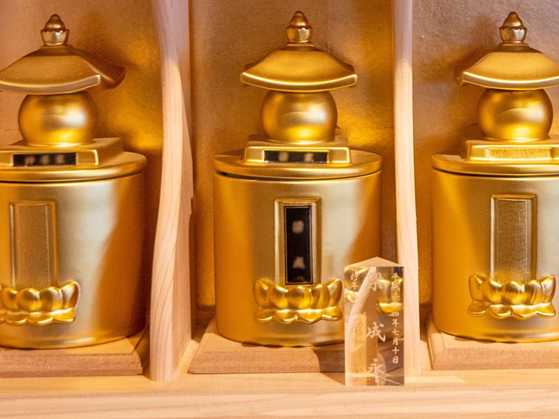 金色の屋内納骨壇