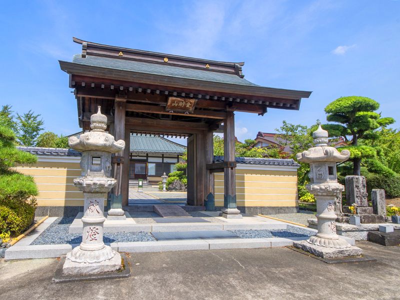 寺院門と石灯籠