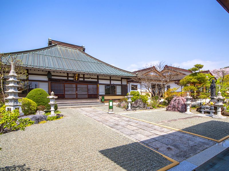 本堂外観と境内