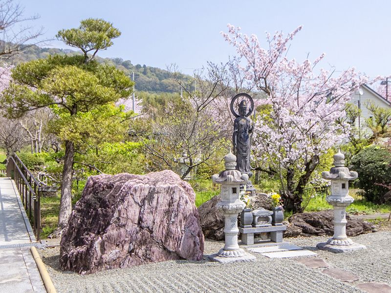 庭園内の供養碑
