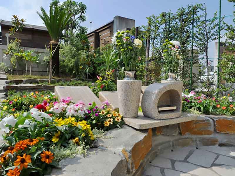 鴻巣霊園 たくさんの花が咲きほこる花壇