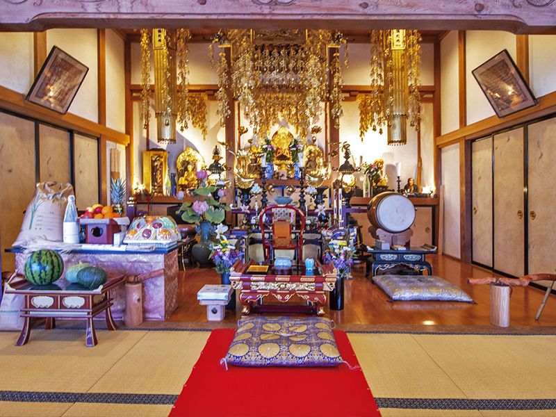 堂内の祭壇