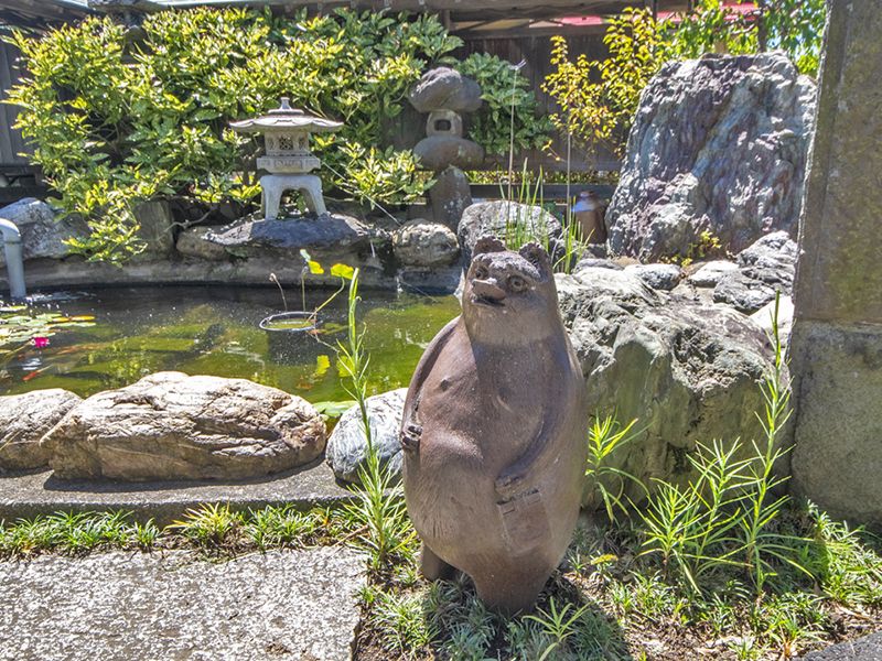 池と庭石の庭園