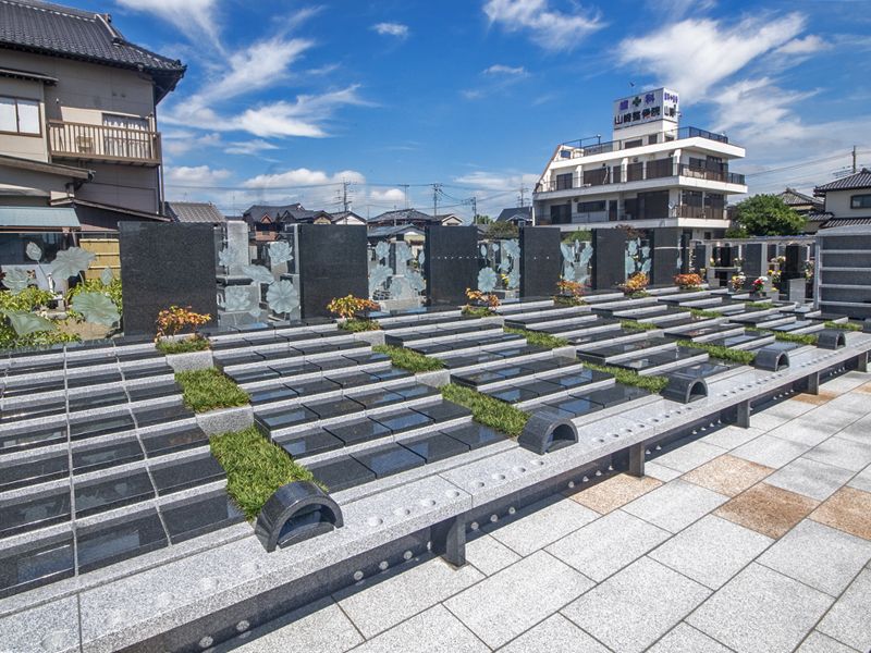 区画墓地の墓石