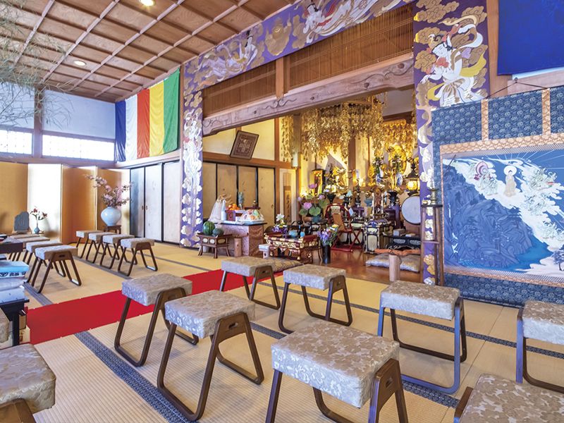 堂内の祭壇と椅子