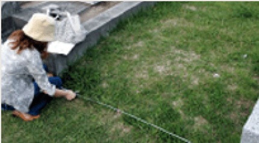 お墓を計測している様子